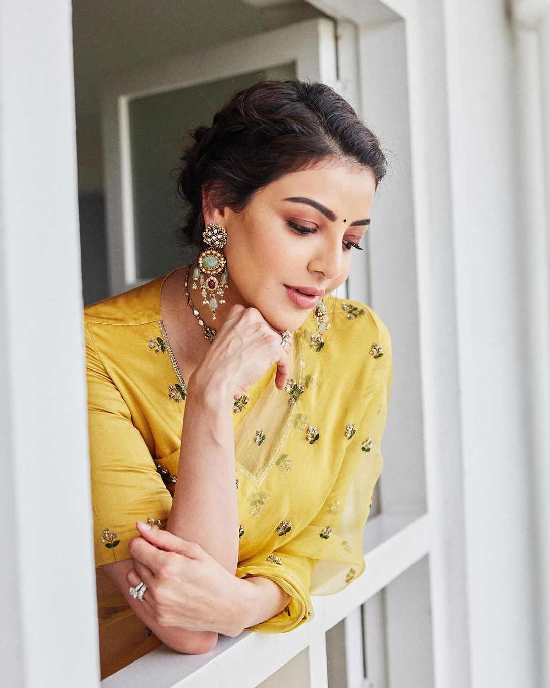 యెల్లో శారీలో అదిరిపోయే లుక్ లో కాజల్ అగర్వాల్