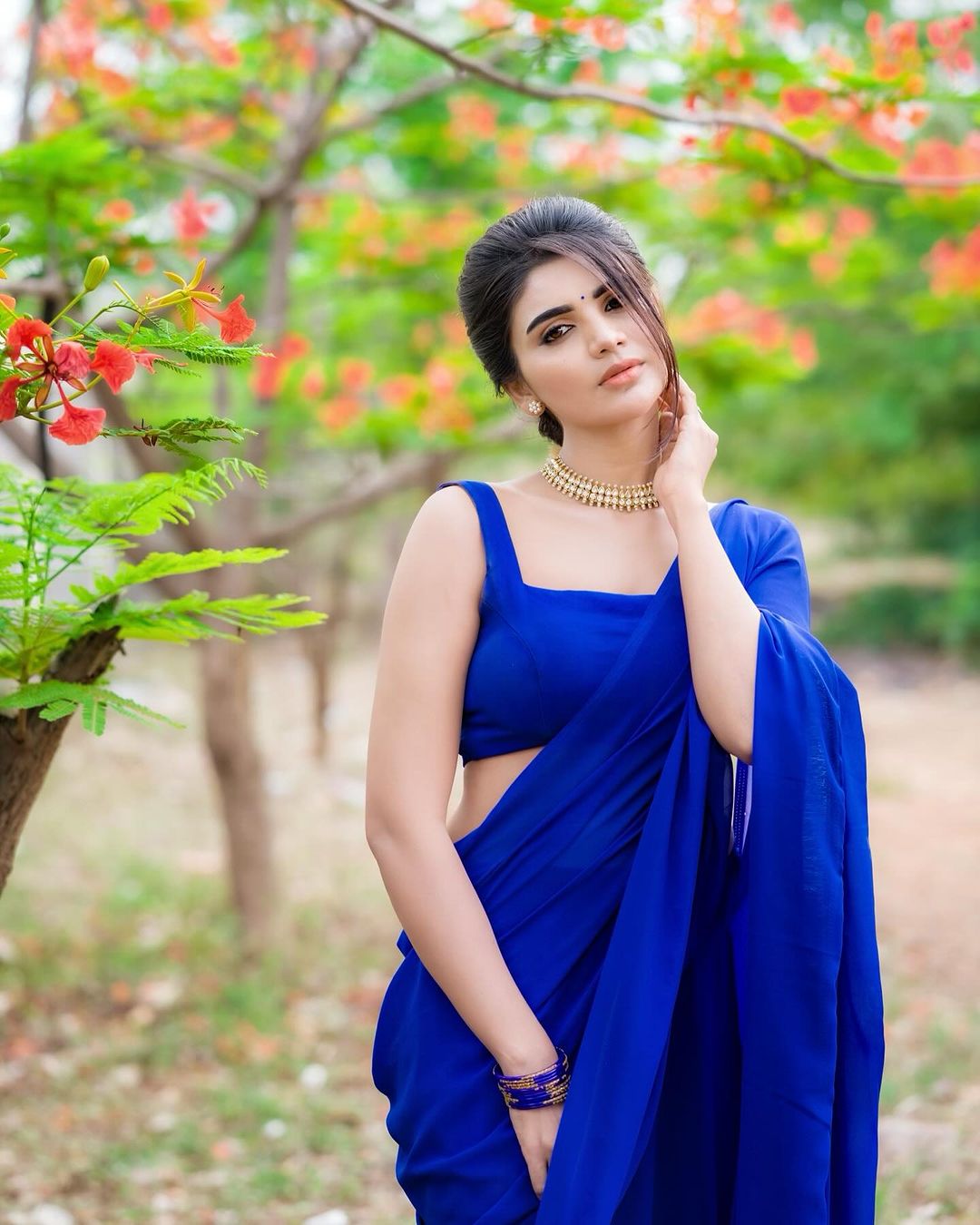  వర్షా  బ్లూ శారీలో కిరాక్ కదా